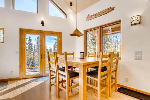 Lovely Home with Great Views and Private Hot Tub - Porcupine Slopes