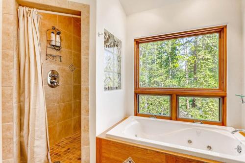 Lovely Home with Great Views and Private Hot Tub - Porcupine Slopes in Fairplay, USA