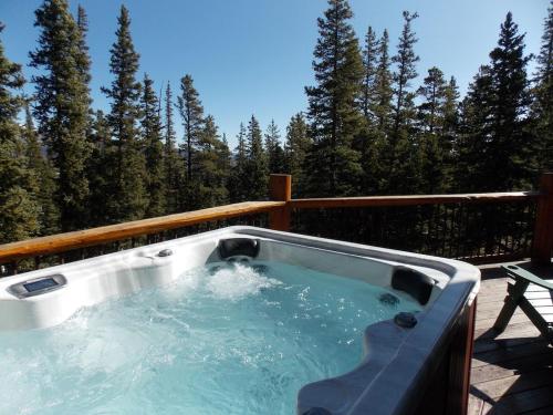 Lovely Home with Great Views and Private Hot Tub - Porcupine Slopes