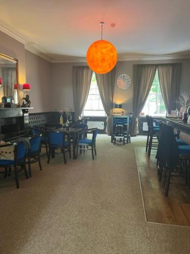 Antrobus Hotel in แอมแมสบูรี่