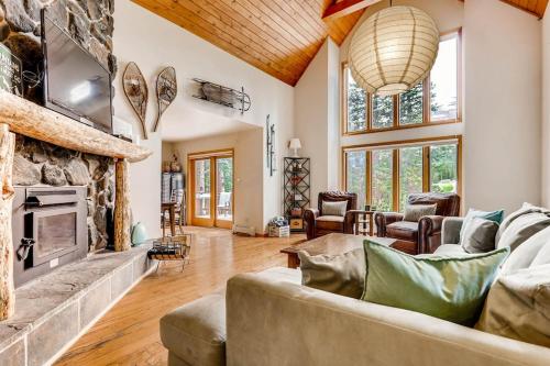 Spectacular Views in your Own Private Escape with Hot Tub - Mountain Aire' Getaway in Блу ривър