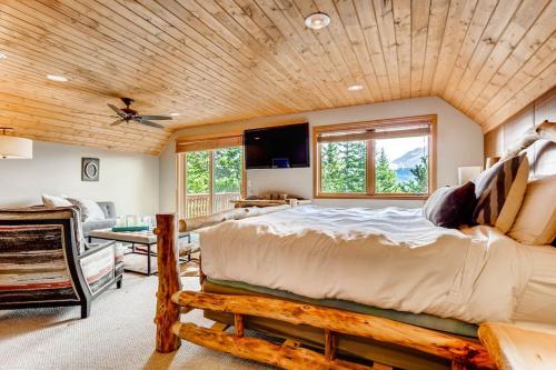 Spectacular Views in your Own Private Escape with Hot Tub - Mountain Aire' Getaway in Блу ривър