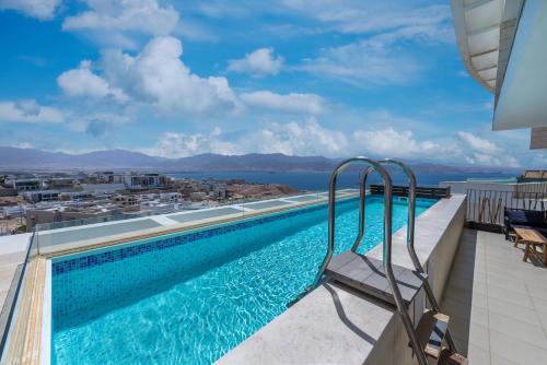 Geffen penthouse pool & view