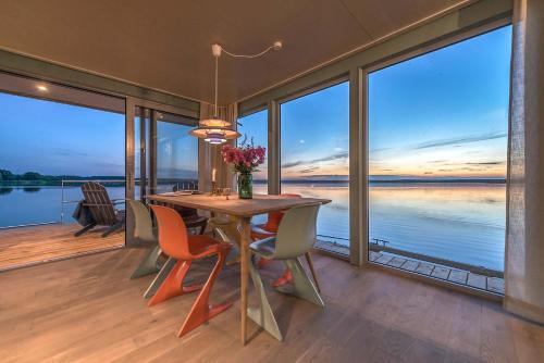 Balkons/terase, traumHaff Hausboote La Peniche / Ostsee - außergewohnliches Design, atemberaubende Sonnenuntergange  in Eggesin