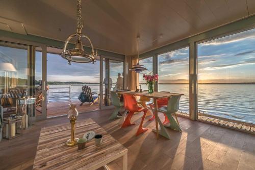 Iekārtas, traumHaff Hausboote La Peniche / Ostsee - außergewohnliches Design, atemberaubende Sonnenuntergange  in Eggesin