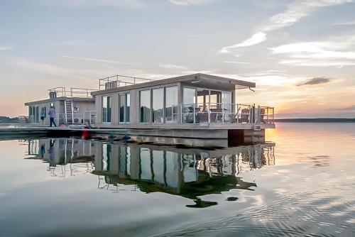 Viesnīcas āriene, traumHaff Hausboote La Peniche / Ostsee - außergewohnliches Design, atemberaubende Sonnenuntergange  in Eggesin