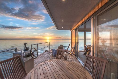 Balkons/terase, traumHaff Hausboote La Peniche / Ostsee - außergewohnliches Design, atemberaubende Sonnenuntergange  in Eggesin