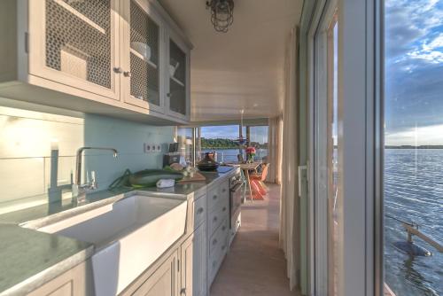 virtuve, traumHaff Hausboote La Peniche / Ostsee - außergewohnliches Design, atemberaubende Sonnenuntergange  in Eggesin
