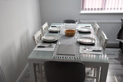 Food and beverages, Cozy! 2-bedroom Exclusive Apartment near Bristol City Centre Easton Speedwell sleeps upto 6 in Eastville