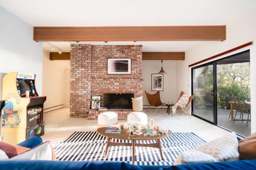 Alta Vista by AvantStay - Large Home w/ Pool Patio and Balcony - image 3