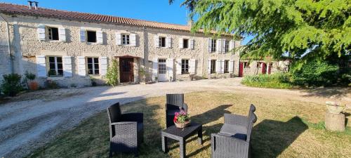 ESCALE AU CLOS SAINT MARTIN DE JUILLERS Gîtes et Chambres d'Hôtes