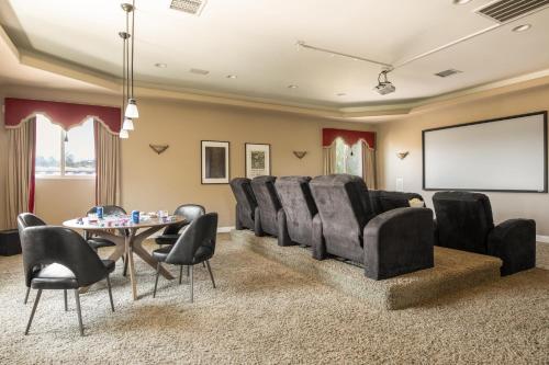 Sangiovese - Spectacular Estate w Pool Hot Tub & Putting Green - image 11