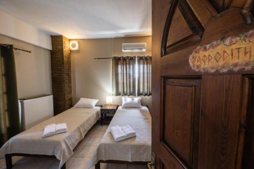 2 twin beds
