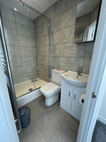 Double room with private bathroom in Basingstoke 4