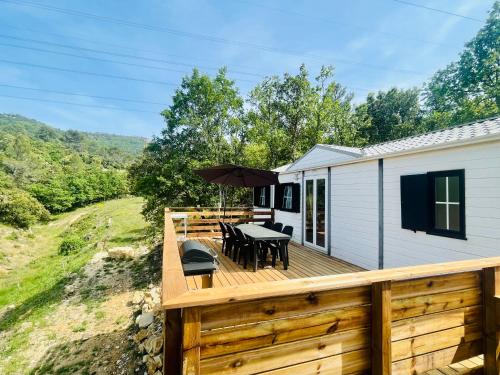 Charmant Chalet avec terrasse et accès piscine. - Camping - Rocbaron