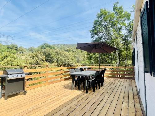 Charmant Chalet avec terrasse et accès piscine.