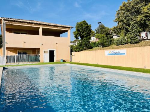 Charmant Chalet avec terrasse et accès piscine.