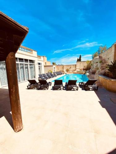Πισίνα, Velver Mansion, Malta - Luxury Villa with Pool in Ναξαρ