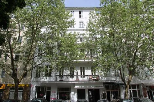 Nollendorf Apartments - 1 separate bedroom and 1 living room with sofa bed in Motzstraße in Berlin, Deutschland