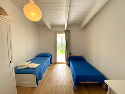 1 queen bed, 3 twin beds