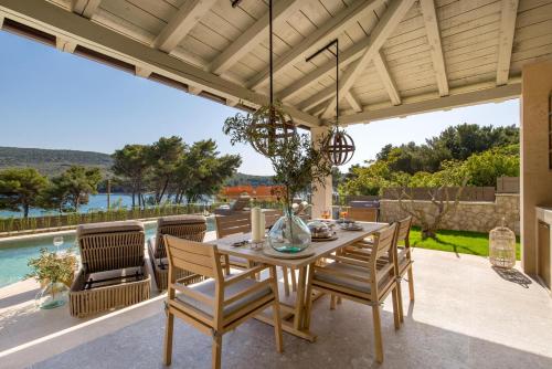 Létesítmények, Villa Leucolea with pool in Cres