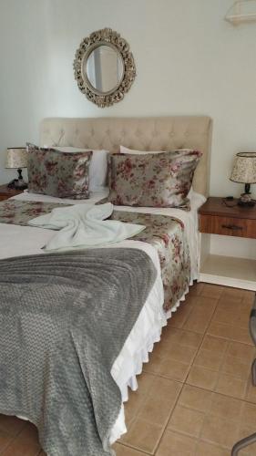 Double Room with Balcony image 4
