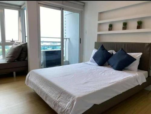A2J Luxury 1BR BGC Balcony Suite Near BurgosCircle, Manila
