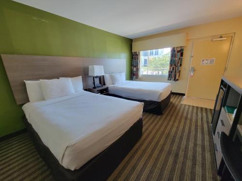 Quality Inn Flamingo - image 9