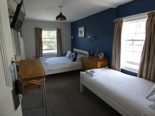 1 double bed, 1 twin bed