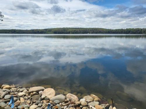 . Crescent Lakehouse - Surf, Ski and Serenity