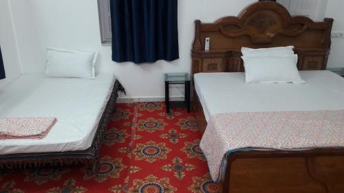 1 king bed, 1 twin bed