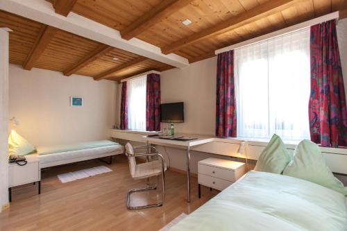 3 twin beds