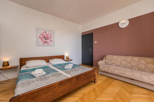 1 king bed, 1 sofa bed