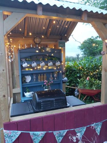 บริการและสิ่งอำนวยความสะดวก, The Feathers Shepherds Hut in รูสกี