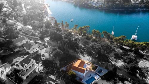 Amazing house W pool and big sunny terrace close to sea & beach – khách sạn tại Splitska