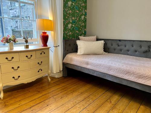 Old Town Centre Apartment 5 mins to Edinburgh Castle, Edinburgh (photo 9)