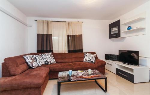  Two-Bedroom Apartment in Donji Karin in Donji Karin