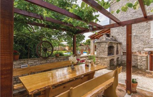 Gorgeous Home In Cabrunici With Wifi
