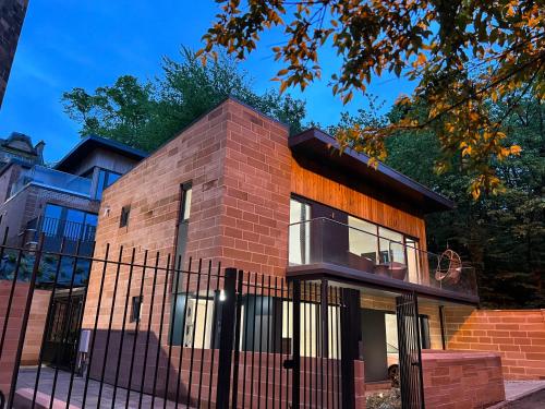 DESIGNER HOUSE - University of Glasgow / Central Glasgow 'Hillhead' West End G12 - Luxurious & Contemporary Detached House / Terrace / Garden / 'electric car charging' Garage Parking, Glasgow (photo 8)