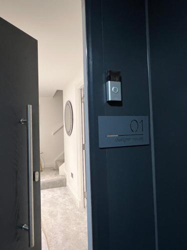 DESIGNER HOUSE - University of Glasgow / Central Glasgow 'Hillhead' West End G12 - Luxurious & Contemporary Detached House / Terrace / Garden / 'electric car charging' Garage Parking, Glasgow (photo 10)