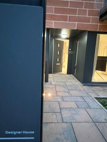 DESIGNER HOUSE - University of Glasgow / Central Glasgow 'Hillhead' West End G12 - Luxurious & Contemporary Detached House / Terrace / Garden / 'electric car charging' Garage Parking, Glasgow (photo 9)