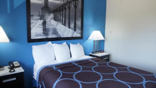 Super 8 by Wyndham Elkhart - image 17
