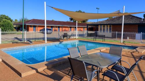 Swimming pool, Bushmans Motor Inn in Parkes