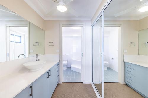 Florentine 13, 11 Columbia Close -fabulous unit with air con, wifi, pool, lift and waterviews