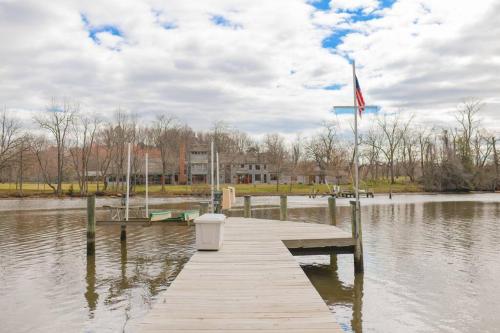 Annapolis Charm Waterfront Getaway - Near Beach - FISH & CRAB from your PRIVATE PIER!