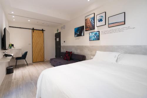 Triple Room with Balcony image 10