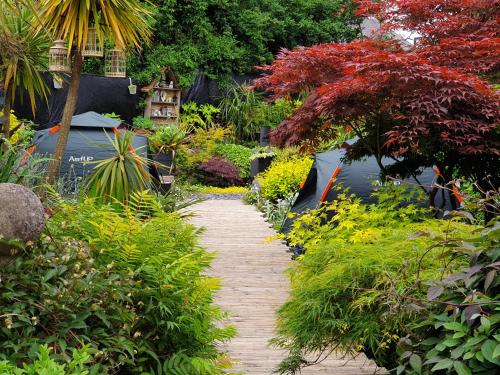 Tropical Garden Oasis Rooms in 네첼스
