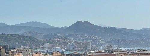 Three-Bedroom Apartment room in Holidays2Malaga Princesa 3 dormitorios vistas al mar y montaña terraza y a 200m a la playa