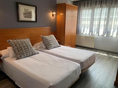 2 twin beds