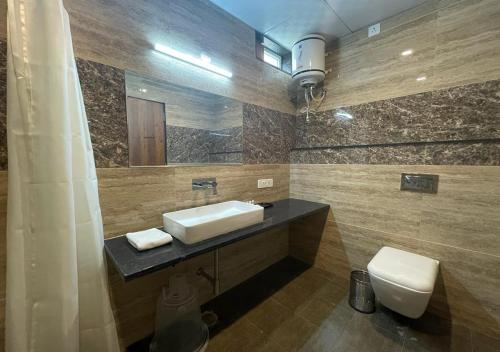 Bathroom, LAS CABANAS RESORT  in Chawandiya